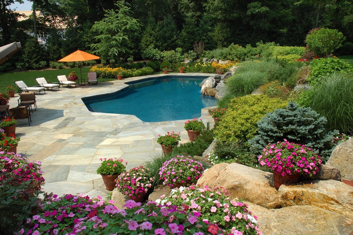 Outdoor Entertainment Lets You Bring your Music and Movies Outside